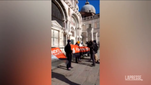 Venezia, attivisti Ultima Generazione imbrattano basilica San Marco