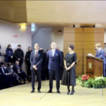 Ambrogino d’oro a Pucci, il comico abbraccia La Russa salendo sul palco