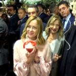 Milano, Meloni in visita a stand “Artigiano in fiera” tra selfie e regali