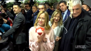 Milano, Meloni in visita a stand “Artigiano in fiera” tra selfie e regali