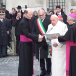 Papa Francesco in piazza di Spagna a Roma per la preghiera dell’Immacolata