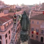 Roma, a Piazza di Spagna tradizionale omaggio vigili fuoco a statua mariana