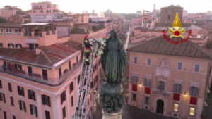 Roma, a Piazza di Spagna tradizionale omaggio vigili fuoco a statua mariana