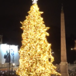 Roma, si accende l’albero di Natale a piazza del Popolo