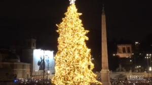 Roma, si accende l’albero di Natale a piazza del Popolo