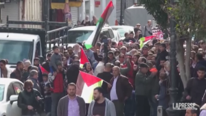 Cisgiordania, a Ramallah in migliaia manifestano in solidarietà del popolo palestinese