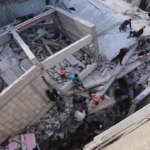 Gaza, attacco di Israele a Nuseirat: residenti scavano tra le macerie
