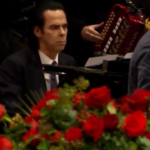 Funerale Shane MacGowan, Nick Cave suona ‘A Rainy Night in Soho’