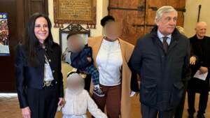 Migranti, Tajani padrino di battesimo di una bimba vittima tratta