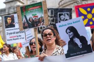 Movimento Donna Vita Libertà manifesta in occasione dell’anniversario della morte in Iran di Mahsa Amini