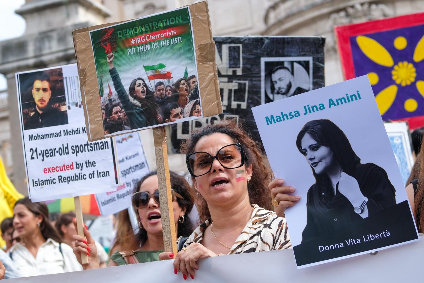 Iran, media: impedito a famiglia Mahsa Amini di lasciare Paese per ritirare Sakharov