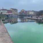 Milano, le acque del Naviglio Grande tinte di verde: la protesta di Extinction Rebellion