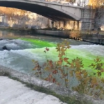 Roma, blitz degli eco-attivisti di Extinction Rebellion: colorato il Tevere di verde