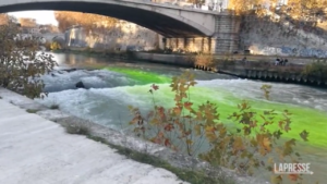 Roma, blitz degli eco-attivisti di Extinction Rebellion: colorato il Tevere di verde