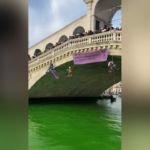 Venezia, Extinction Rebellion colora di verde il Canal Grande