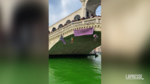 Venezia, Extinction Rebellion colora di verde il Canal Grande