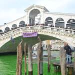 Clima, blitz ambientalista in tutta Italia: acque del Tevere e del Canal Grande tinte di verde