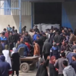 Gaza, in centinaia attendono aiuti fuori da un centro di distribuzione Onu