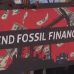 Cop28, i manifestanti chiedono l’eliminazione graduale dei combustibili fossili