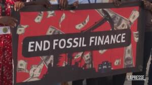 Cop28, i manifestanti chiedono l’eliminazione graduale dei combustibili fossili