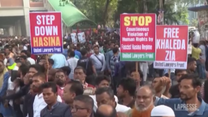 Bangladesh, a Dhaka in centinaia protestano contro il governo