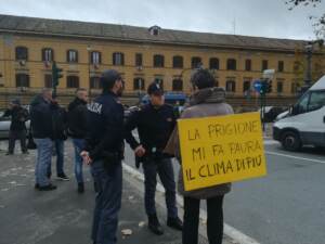 Roma, blitz Ultima Generazione: bloccato traffico sul Ponte Mazzini