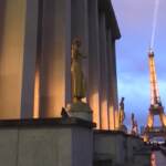 Parigi, la Tour Eiffel si illumina per la giornata mondiale dei diritti umani