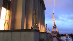 Parigi, la Tour Eiffel si illumina per la giornata mondiale dei diritti umani