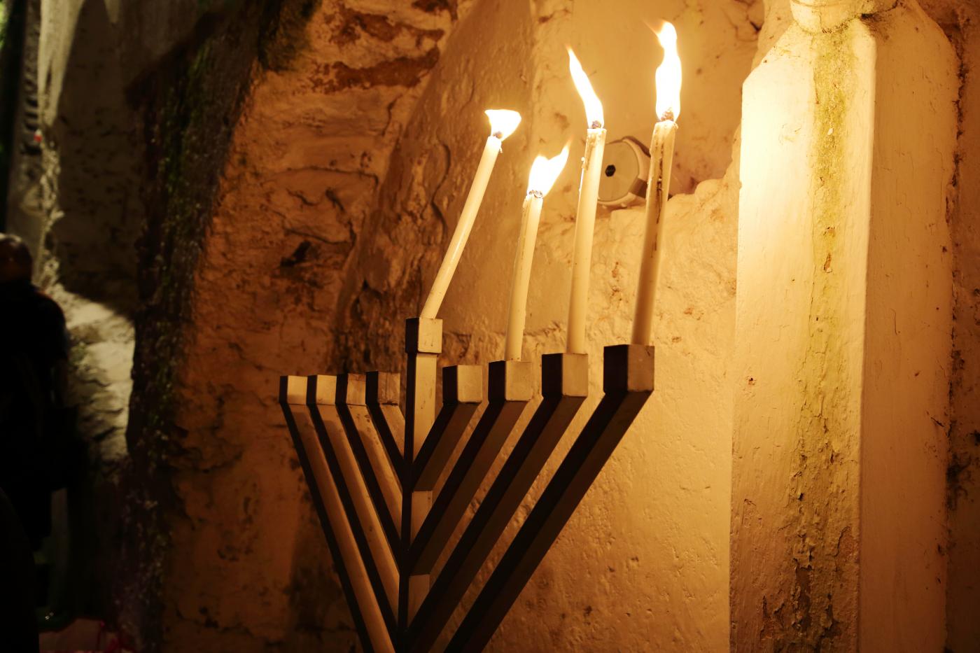 Polonia, deputato di ultradestra spegne con un estintore Menorah in Parlamento Polonia, deputato di ultradestra spegne con un estintore Menorah in Parlamento