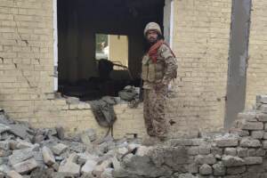 Pakistan, attentato suicida in una base militare