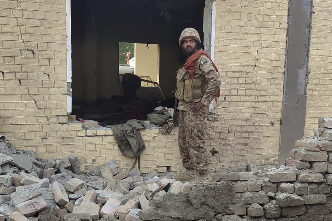 Pakistan, attacco a stazione di polizia: almeno 23 morti
