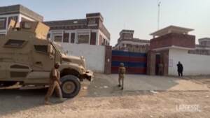 Pakistan, attacco suicida a stazione di polizia: 23 morti