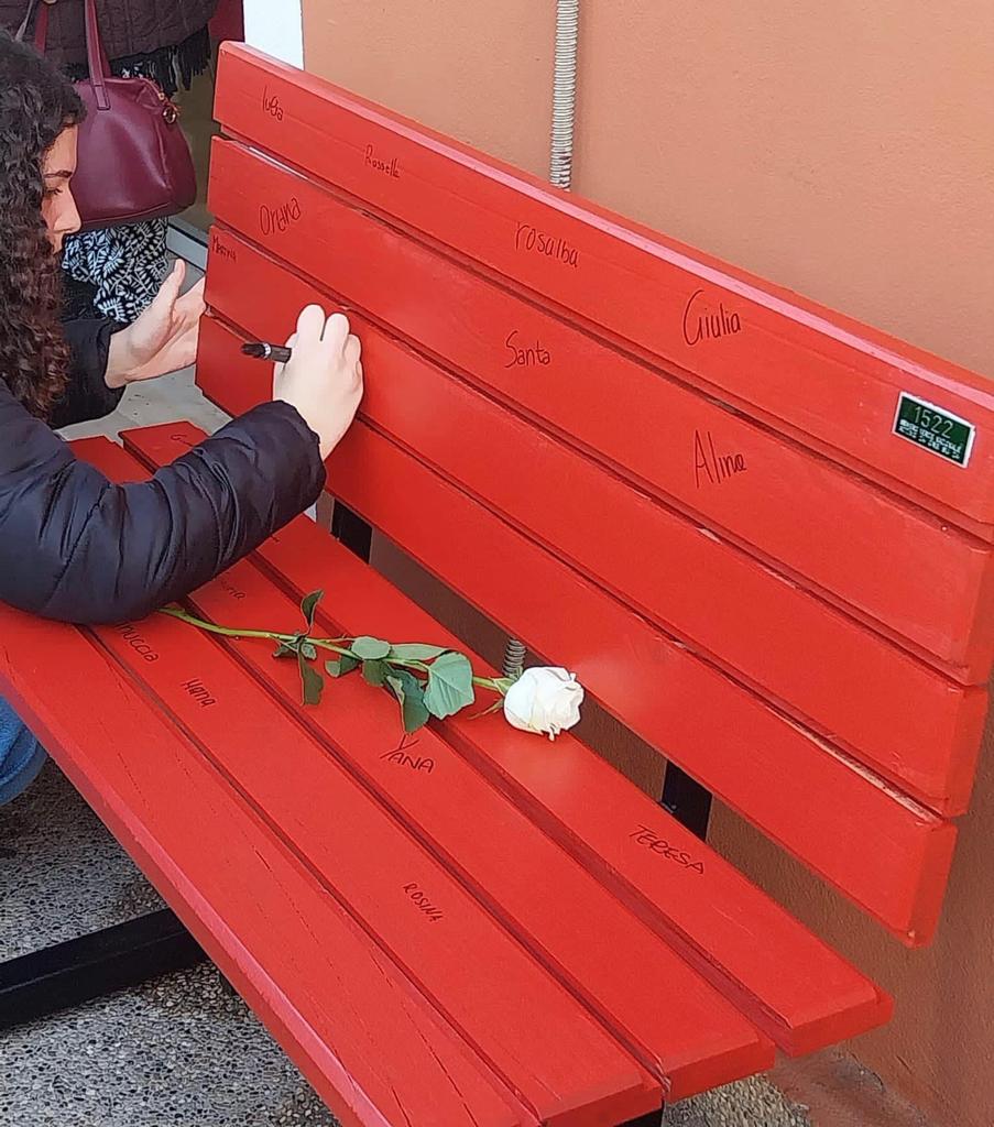 Violenza donne, dipinge panchina rossa ma Comune la rimuove: Cgil la ‘adotta’ Violenza donne, dipinge panchina rossa ma Comune la rimuove: Cgil la ‘adotta’