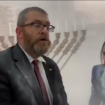 Polonia, deputato di estrema destra spegne Menorah ebraica con estintore