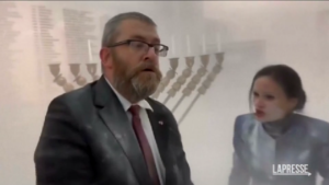 Polonia, deputato di estrema destra spegne Menorah ebraica con estintore