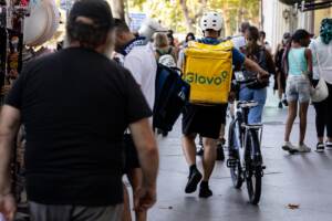 Glovo nella bufera in Spagna accusata di aver assunto falsi lavoratori autonomi