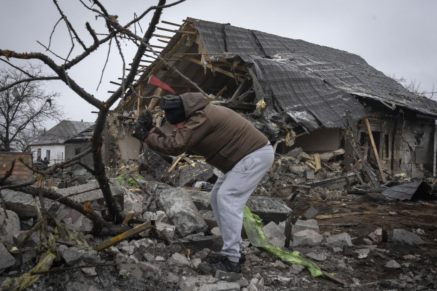 Ucraina, attacco missilistico su Kiev nella notte: 45 feriti