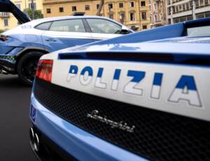 Giorgia Meloni e Piantedosi al Viminale per la consegna di una Lamborghini alla Polizia