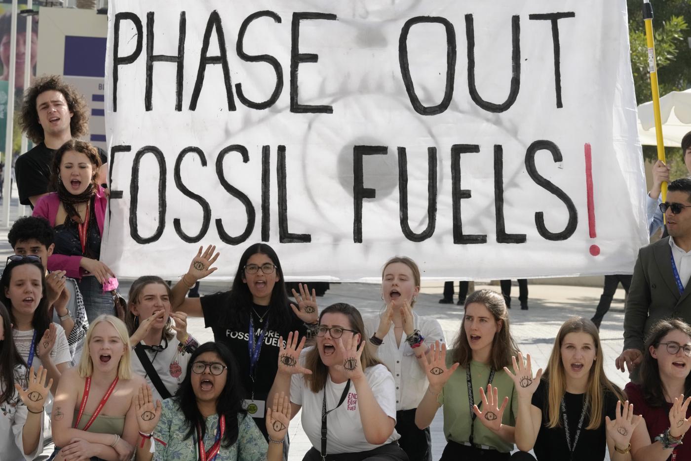 Cop28, storico accordo per ‘transitare fuori’ da fonti fossili