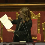 Mes, Meloni mostra in Aula il fax con firma Di Maio
