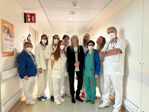 Patti Smith dimessa da ospedale Bologna, è in “buone condizioni”