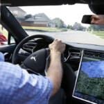 Tesla richiama 2 mln veicoli per difetti Autopilot