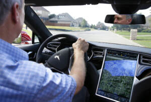 Tesla richiama 2 mln veicoli per difetti Autopilot