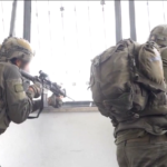 Gaza, militari israeliani ancora in azione nella Striscia: distrutto magazzino armi di Hamas