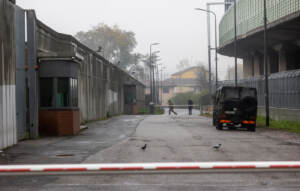 Milano, sequestrato il Cpr di via Corelli: “Migranti in condizioni disumane”
