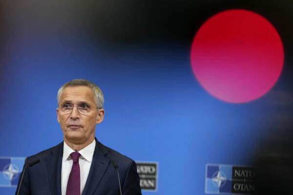 Ucraina, Stoltenberg: “Se Putin vince non si fermerà”