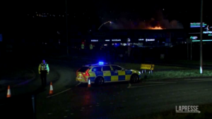 Galles, mega incendio in zona industriale: le fiamme illuminano la notte