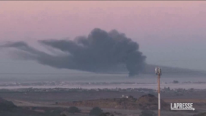 Gaza, fumo nero si leva dalla Striscia