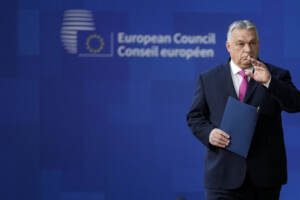 Ucraina, Orban blocca 50 miliardi di aiuti Ue mettendo veto
