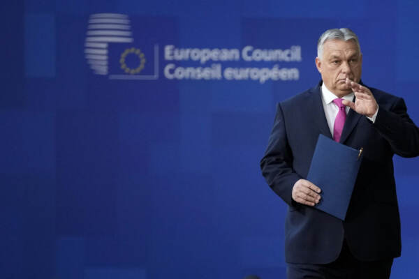 Ucraina, Orban blocca 50 miliardi di aiuti Ue mettendo veto
